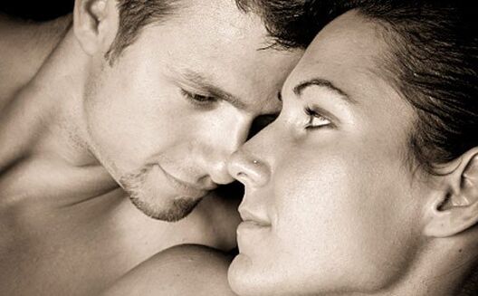 femme et homme ont augmenté leur puissance avec des vitamines